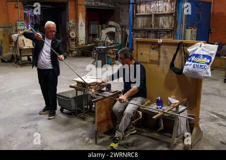 Insel Murano, Italien - 6. Oktober 2019: Herstellung von Murano-Glas in Glasbläserei. Glasmacher arbeiten mit geschmolzenem Glas, das Stück VE herstellt Stockfoto