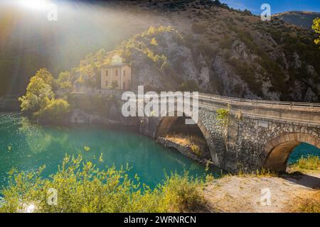 Lake San Domenico, in den Schluchten von Sagittario, in den Abruzzen, L'Aquila, Italien. Die kleine Eremitage mit der Steinbrücke. Die türkisfarbene Farbe des Wassers. Stockfoto