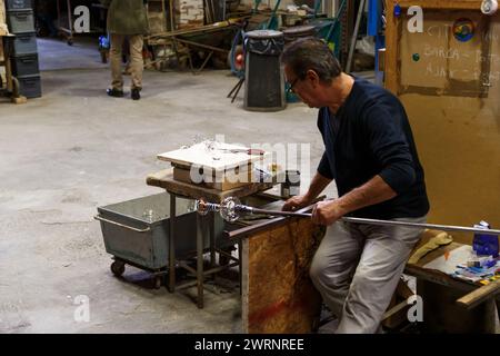 Insel Murano, Italien - 6. Oktober 2019: Herstellung von Murano-Glas in Glasbläserei. Glasmacher, der mit geschmolzenem Glas arbeitet Stockfoto