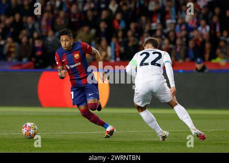 Barcellona, Neapel, SPANIEN. März 2024. Raphinha aus Barcellona kontrolliert den Ball während des Achtelfinale der UEFA Champions League des Fußballspiels FC Barcellona - SSC Napoli im Estadio Olimpic Lluis Companys in Barcelona am 12. März 2023 (Foto: © Ciro de Luca/ZUMA Press Wire) NUR ZUR REDAKTIONELLEN VERWENDUNG! Nicht für kommerzielle ZWECKE! Stockfoto