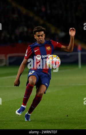 Barcellona, Neapel, SPANIEN. März 2024. Lamine Yamal aus Barcellona kontrolliert den Ball während des Achtelfinale der UEFA Champions League des Fußballspiels FC Barcellona - SSC Napoli im Estadio Olimpic Lluis Companys in Barcelona am 12. März 2023 (Foto: © Ciro de Luca/ZUMA Press Wire) NUR ZUR REDAKTIONELLEN VERWENDUNG! Nicht für kommerzielle ZWECKE! Stockfoto