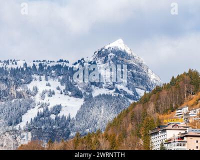 Winterwunderland in Engelberg mit WALDEGG Hotel und Snowy Peaks Stockfoto