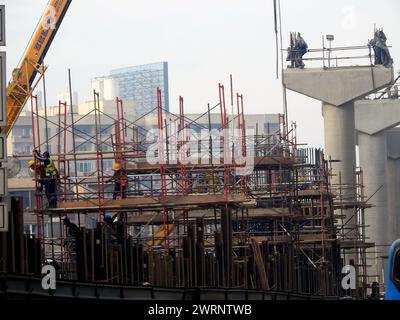 Kairo, Ägypten, 7. Januar 2023: Ägyptische Monorail-Säulen und Gleise werden aus Stahl und Beton gebaut, Arbeiter auf der Baustelle in Kairo monora Stockfoto