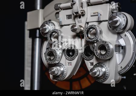 Opthalmisches Phoropter-Sichtprüfgerät bei Augenuntersuchungen Stockfoto