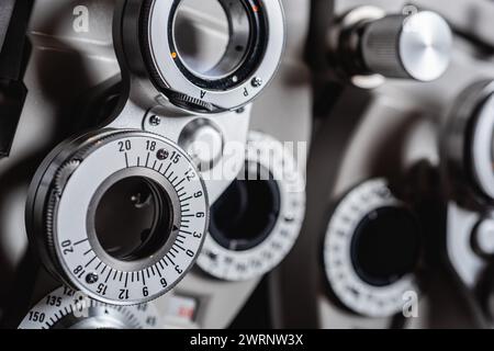 Opthalmisches Phoropter-Sichtprüfgerät bei Augenuntersuchungen Stockfoto