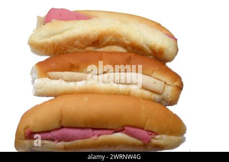 Sandwiches mit Mittagsfleisch, Wurstwaren, Mittagessen gekochte, in Scheiben geschnittene kalte Delikatessen, Deli Beef und Hühnerfleisch in einem Brötchen Brot, Rindfleisch Mittagessen Fleisch, gebraten Stockfoto