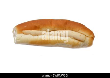 Mittags Fleisch, Wurst, Mittagessen gekocht in Scheiben geschnittene kalte Delikatessens Deli Hähnchenfleisch in einem Brötchen Brot, Rindfleisch Mittagessen Fleisch, gebratene Pommes Sandwich, kalte PR Stockfoto