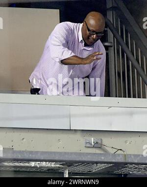 Kansas City, USA. September 2015. Bo Jackson, der ehemalige Spieler der Kansas City Royals und der Chicago White Sox, winkt während eines Spiels zwischen den beiden Teams im Kauffman Stadium in Kansas City, Missouri, am Freitag, den 4. September 2015 aus einer Suite. (Foto: John Sleezer/The Kansas City Star/TNS/SIPA USA) Credit: SIPA USA/Alamy Live News Stockfoto