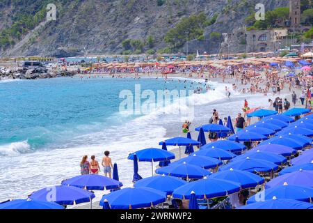 Monterosso al Mare, IT - 25. Juli 2023: Menschen am Strand im Sommer Stockfoto