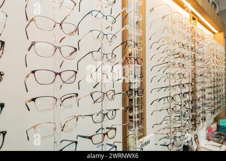 Brillen-, Brillen- und Rahmenoptionen in einem Optometriestudium Stockfoto