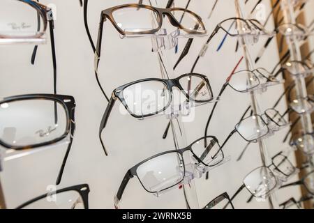 Brillen-, Brillen- und Rahmenoptionen in einem Optometriestudium Stockfoto