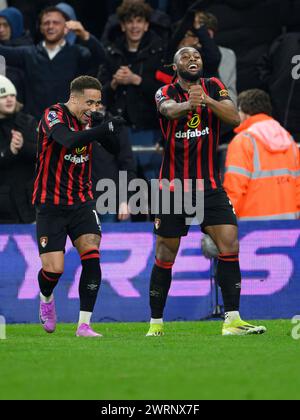 Bournemouth, Großbritannien. , 2024. Bournemouth, England, 13. März 2024: Bournemouth's Antoine Semenyo (rechts) feiert das vierte Tor seiner Mannschaft mit Marcus Tavernier (links) während des Premier League-Spiels zwischen Bournemouth und Luton Town im Vitality Stadium in Bournemouth, England. (David Horton/SPP) Credit: SPP Sport Press Photo. /Alamy Live News Stockfoto