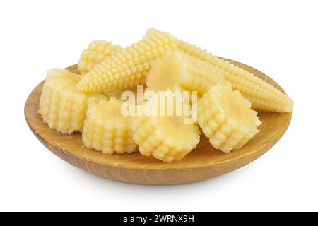 Eingelegte junge Maiskolben in Holzschale isoliert auf weißem Hintergrund Stockfoto