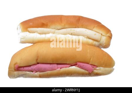Sandwiches mit Mittagsfleisch, Wurstwaren, Mittagessen gekochte, in Scheiben geschnittene kalte Delikatessen, Deli Beef und Hühnerfleisch in einem Brötchen Brot, Rindfleisch Mittagessen Fleisch, gebraten Stockfoto