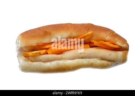 Frittierte Kartoffelchips mit Mittagsfleisch, Aufschnitt, Mittagessen gekochte, in Scheiben geschnittene kalte Delikatessen, Hühnerfleisch in einem Brötchen Brot, Rindfleisch, Stockfoto