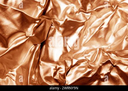 Glänzende Folie zerknittert in scharf zerknittertem Metallic Gloss Hintergrund Stockfoto