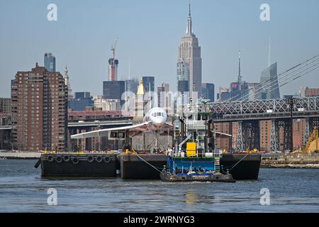 Die British Airways Concorde des Intrepid Museums fährt am 13. März 2024 in New York City auf einem Lastkahn den East River hinunter. Das berühmte B des Intrepid Museums Stockfoto