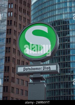 Das S-Bahn-Logo auf einem Wegweiser vor dem Potsdamer Platz in Berlin. Stockfoto