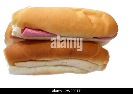 Sandwiches mit Mittagsfleisch, Wurstwaren, Mittagessen gekochte, in Scheiben geschnittene kalte Delikatessen, Deli Beef und Hühnerfleisch in einem Brötchen Brot, Rindfleisch Mittagessen Fleisch, gebraten Stockfoto