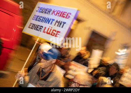 München, Deutschland. März 2024. Rund 127 Menschen versammelten sich am 13. März 2024 in München bei einer Demo von München steht MSA gegen die öffentliche Rundfunksendung BR und die Tageszeitungen Münchner Merkur und TZ. (Foto: Alexander Pohl/SIPA USA) Credit: SIPA USA/Alamy Live News Stockfoto