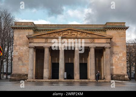 Berlin - 16. Dezember 2021: Die neue Wache ist ein denkmalgeschütztes Gebäude am Boulevard unter den Linden in Berlin. Errichtet von 1816 bis 1818 nach pla Stockfoto