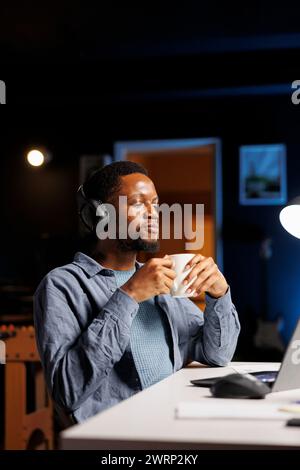 Junge Erwachsene nehmen von zu Hause aus an einem Online-Schulungsprogramm Teil und hören dem Lehrer zu, der die Begriffe der Betriebswirtschaft erläutert. Lernmanagement für afroamerikanische Studenten, Podcast hören. Stockfoto