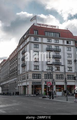 Berlin, Deutschland - 16. Dezember 2021: Bürogebäude und Geschäfte an der Friedrichstraße, einer der Hauptattraktionsgebiete im zentralen Stadtteil Mitte von BER Stockfoto