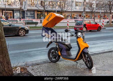 Berlin, Deutschland - 16. Dezember 2021: Getir Motorrad in den Straßen Berlins. Getir ist eine Lieferapp für Lebensmittel, Lebensmittel usw. mit Sitz in Istanbul, Türkei. Stockfoto