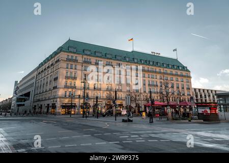 Berlin, Deutschland - 16. DEC 2021: Das Hotel Adlon Kempinski Berlin ist ein Luxushotel in Berlin. Stockfoto