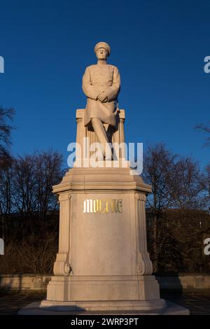 Berlin – 16. Dezember 2021: Statue von Helmuth Karl Bernhard Graf von Moltke, einem preußischen Feldmarschall, im Tiergarten in Berlin Stockfoto