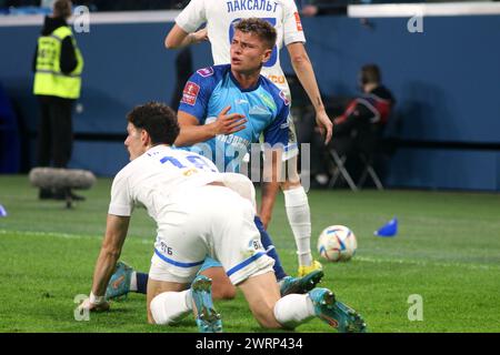 Andrey Mostovoy (17) von Zenit und Nicholas Marichal Perez (18) von Dynamo wurden während des russischen Fußballspiels 2023/2024 zwischen Zenit Sankt Petersburg und Krylia Dynamo Moskau in der Gazprom Arena gesehen. Endpunktzahl: Zenit 2:0 Dynamo. Stockfoto