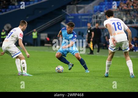 Andrey Mostovoy (17) von Zenit, der während des russischen Fußballspiels 2023/2024 zwischen Zenit Sankt Petersburg und Krylia Dynamo Moskau in der Gazprom Arena im Einsatz war. Endpunktzahl: Zenit 2:0 Dynamo. Stockfoto