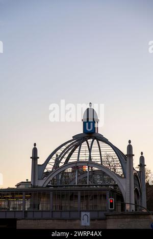 Berlin, Deutschland - 16. Dezember 2021: U-Bahn-Station Nollendorfplatz in Berlin, Deutschland. Stockfoto