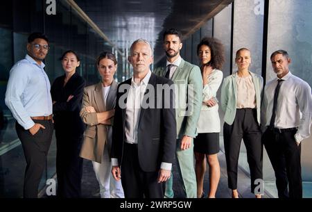 Porträt der Unternehmensgruppe posiert selbstbewusst. Erfolgreiches, vielfältiges Team mit Blick auf die Kamera. Stockfoto