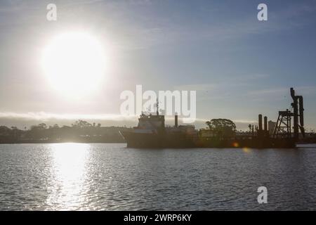 Das Stern-Landing-Schiff, ein modifiziertes Offshore-Hilfsschiff der Ölrigindustrie, fährt in das Del Mar Boat Basin ein, um im Rahmen des Projekts Convergence Capstone Four, 22. Februar 2024, in Camp Pendleton, CA, Fracht zu laden. Das Marine Corps Warfight Laboratory beauftragte das SLV mit dem Experimentieren mit Manöver- und Nachhaltigkeitsoptionen für Standtruppen, um die Entwicklung des Medium Landing Ship (LSM) zu unterstützen. PC-C4 ist ein von der Armee gehostetes, dienstleistungs- und multinationales Experiment. Während des PC-C4 testete das Marine Corps Warfight Laboratory neue Technologien und Fähigkeiten und neue Konzepte, einschließlich Stockfoto