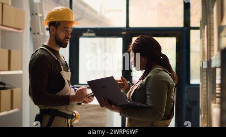 Chief Operations Officer und Mitarbeiter führen Lagerbestandskontrollen durch und halten die Qualitätsstandards hoch. Qualifizierte Experten in Lagereinrichtungen bereiten sich auf den Versand von Paketen vor und vergleichen die Lieferinformationen Stockfoto