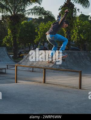 Er springt hoch im Skatepark Stockfoto