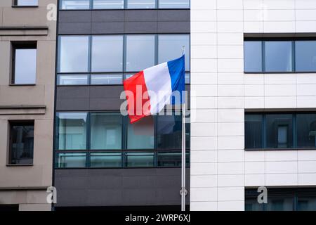 Farbige Nationalflagge Frankreich auf schönen Seidenstoffflattern, in fließenden Falten gehüllt, Tourismus, Emigration, Wirtschaft und Politik, diplomatische Mission Stockfoto