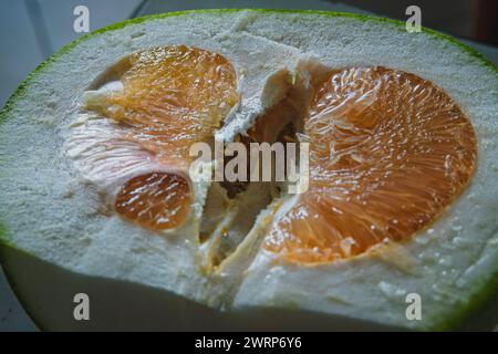 Die Samen sind in dieser frischen Zitrusfrucht sichtbar. Stockfoto