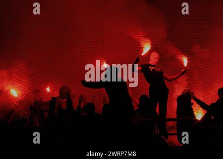 Fans von Benfica feuerten während des Liga Portugal Spiels zwischen dem FC Porto und SL Benfica im Estadio do Dragao, Porto, Portugal, ab. (Maciej Rogowski) Stockfoto