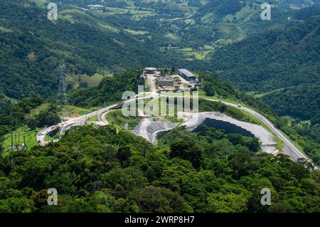 Aus der Vogelperspektive auf die Umgebung des Washington Luiz Highway (BR-040) voller grüner Vegetation im Atlantischen Wald rund um den Sommernachmittag sonnigen Tag. Stockfoto