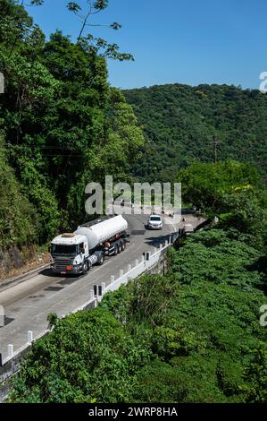 Teilblick auf den Washington Luiz Highway (BR-040) in der Nähe von Mirante do Cristo Aussichtsplattform unter dem Sommernachmittag sonnigen klaren blauen Himmel. Stockfoto