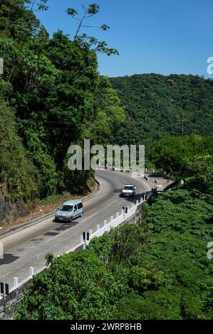 Teilblick auf den Washington Luiz Highway (BR-040) in der Nähe von Mirante do Cristo Aussichtsplattform unter dem Sommernachmittag sonnigen klaren blauen Himmel. Stockfoto