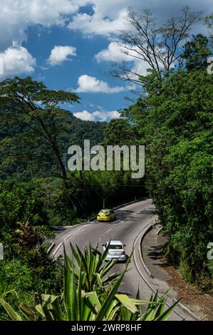 Blick auf den Washington Luiz Highway (BR-040) in der Nähe Mirante do Cristo Aussichtsplattform voller Vegetation unter Sommernachmittag sonnigem, bewölktem blauen Himmel. Stockfoto