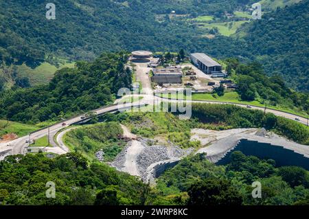 Aus der Vogelperspektive auf die Umgebung des Washington Luiz Highway (BR-040) voller grüner Vegetation im Atlantischen Wald rund um den Sommernachmittag sonnigen Tag. Stockfoto