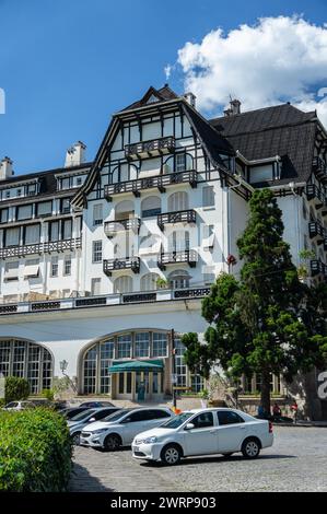 Teilweiser Blick auf den Quitandinha Palace, ein historisches ehemaliges Resorthotel und berühmtes Wahrzeichen von Petropolis unter dem sonnigen, wolkenblauen Himmel. Stockfoto