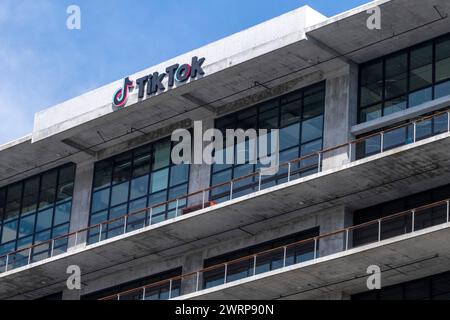 Los Angeles, Kalifornien, USA. März 2024. Ein TikTok-Schild befindet sich am 13. März 2024 im Hauptgebäude von TikTok Inc. In Culver City, Kalifornien. (Kreditbild: © Ringo Chiu/ZUMA Press Wire) NUR REDAKTIONELLE VERWENDUNG! Nicht für kommerzielle ZWECKE! Stockfoto