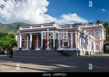 Seitenansicht des Petropolis Kaiserpalastes, Standort des Kaiserlichen Museums von Brasilien im Centro-Viertel unter dem sonnigen, wolkigen blauen Himmel am Sommernachmittag. Stockfoto