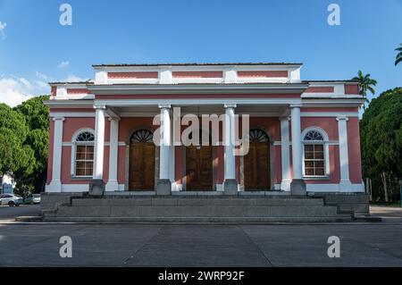 Seitenansicht des Petropolis Kaiserpalastes, Standort des Kaiserlichen Museums von Brasilien im Centro-Viertel unter dem sonnigen, wolkigen blauen Himmel am Sommernachmittag. Stockfoto