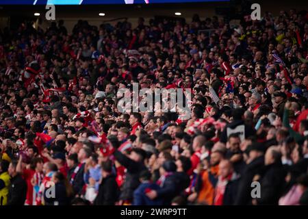 MADRID, SPANIEN - 13. MÄRZ: Fans von Atletico Madrid beim Achtelfinale-Spiel der UEFA Champions League 2023/24 im zweiten Hinspiel zwischen Atletico de Madrid und dem FC Internazionale Milan am 13. März 2024 im Civitas Metropolitano Stadium in Madrid. (Foto Von Francisco Macia/Foto-Player-Bilder) Stockfoto